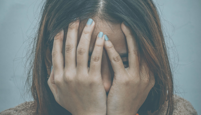 девушка закрыла лицо руками